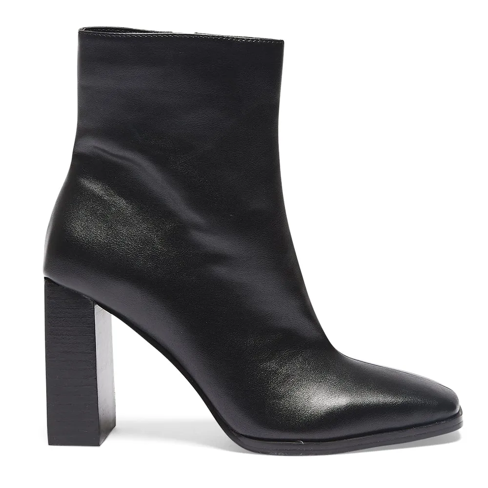 Dainty Boot in Black Smooth